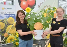 Mathilde Thomas en Louise Doucelin, van HM.Clause, samen met hun Gummy Bear zonnebloem. Deze was vorig jaar de Gold Medal winnaar van de FleuroStar Awards. Het is een sterke plant en bloeit erg land. Mogelijk als pot, snij en perkplant.